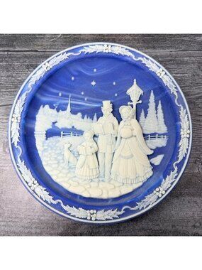 Incolay Christmas Cameo Collector Plate 1992 Evening Carolers